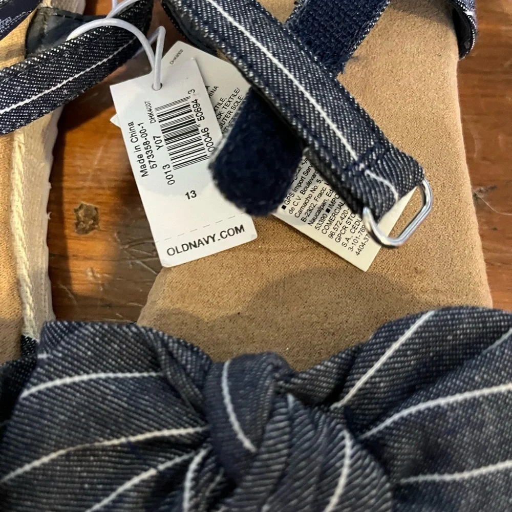 Toddler girls size 13 Old Navy Chambray stripe sandals